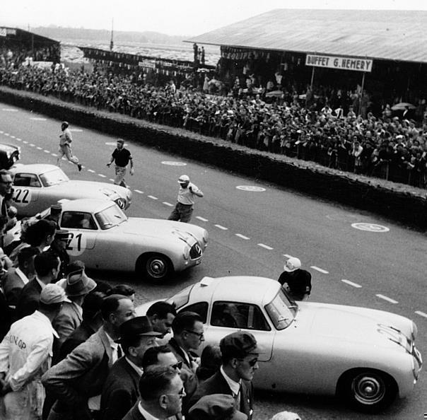 24-Stundenrennen von Le Mans, 14. Juni 1952, kurz nach dem Startzeichen: Die Fahrer laufen von ihren markierten Plätzen sofort zu ihren gegenüberliegenden Wagen. Im Vordergrund die späteren Doppelsieger mit Mercedes-Benz Rennsportwagen Typ 300 SL (W 194),